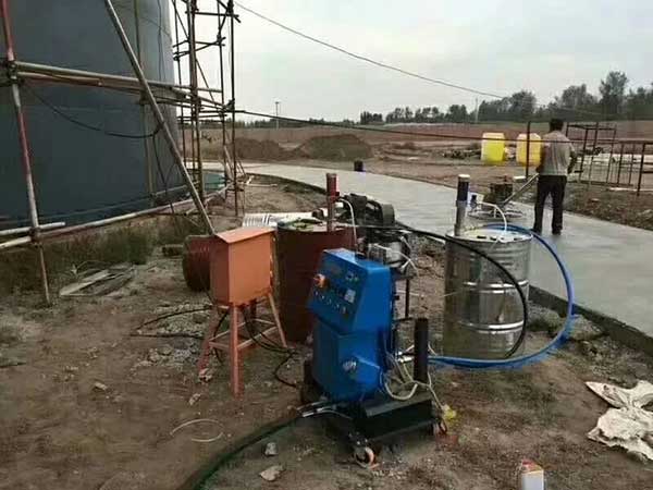 Q2600型號聚氨酯保溫發(fā)泡機(jī)用于罐體保溫施工